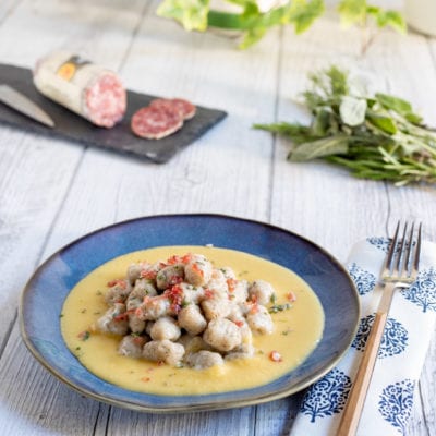 gnocchetti alle erbe con briciole di salame su crema di pane pronti per l'assaggio