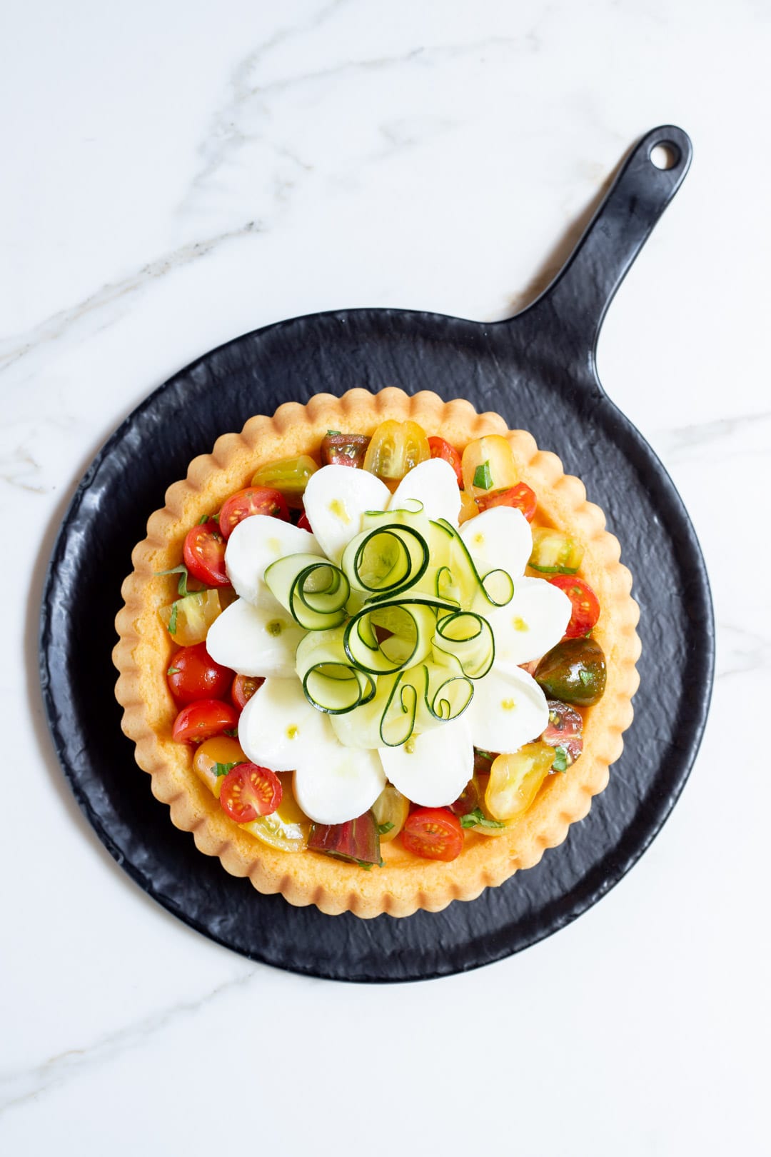 Crostata morbida con verdure, mozzarella e gocce di pesto