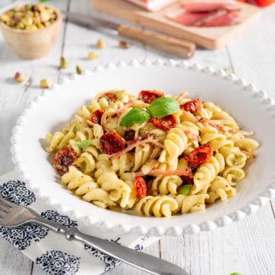 Pasta con pesto di pistacchi, speck e pomodorini confit