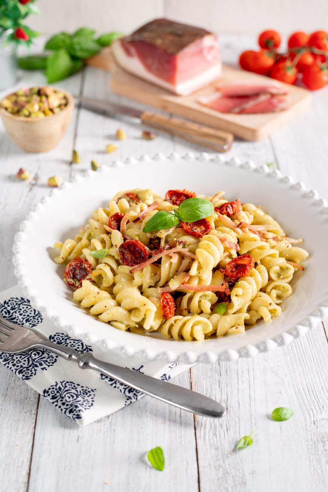 Pasta con pesto di pistacchi, speck e pomodorini confit