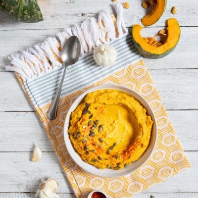 Hummus di zucca nella ciotola pronto da portare in tavola