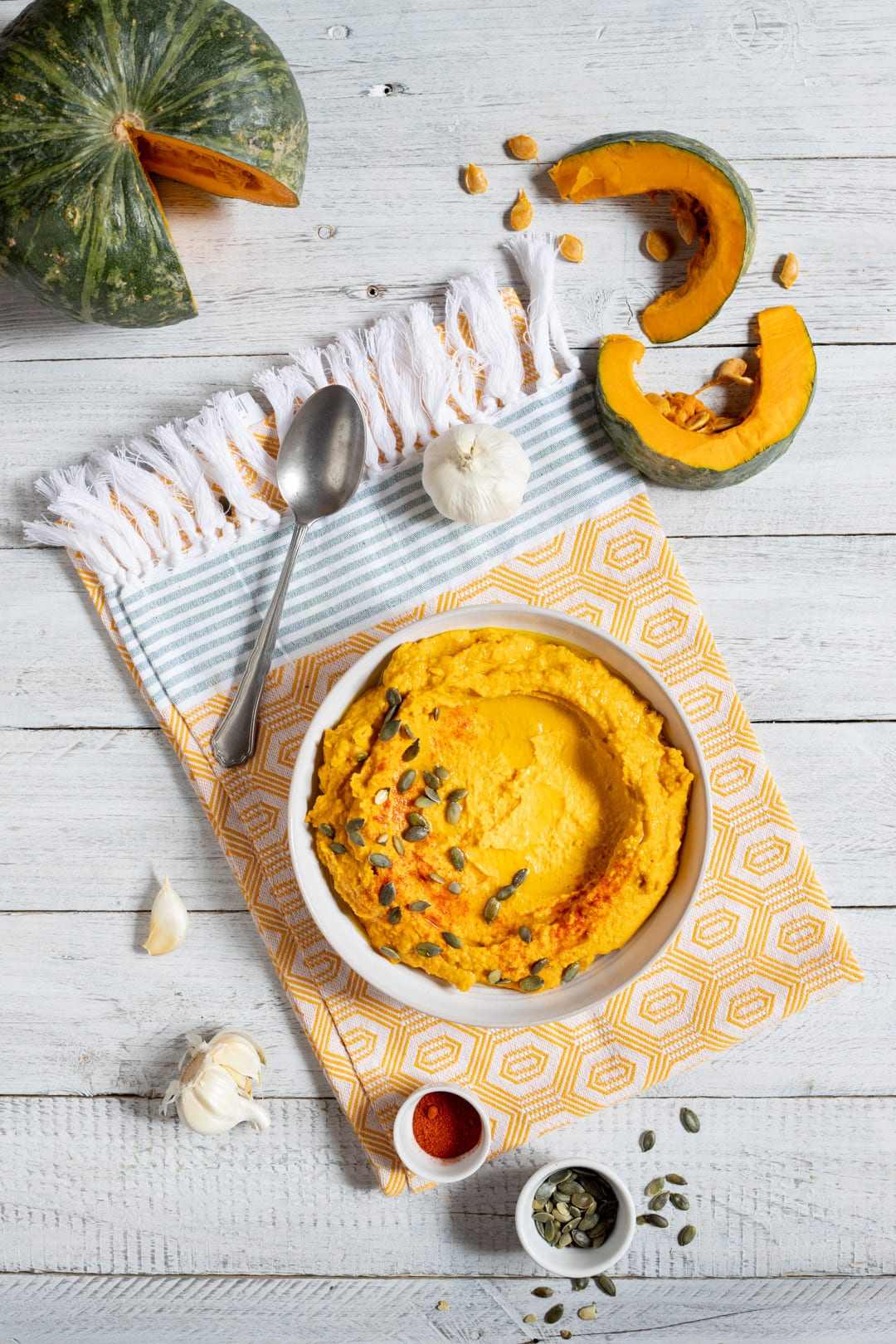 Hummus di zucca nella ciotola pronto da portare in tavola