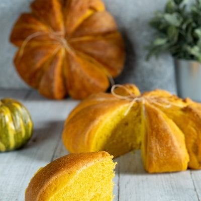 Pane di zucca con fetta pronta da mangiare