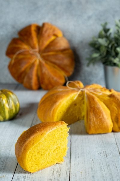 Pane di zucca con fetta pronta da mangiare