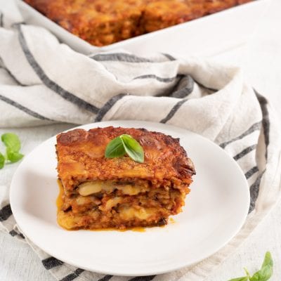 Parmigiana di melanzane e riso con fetta pronta da servire