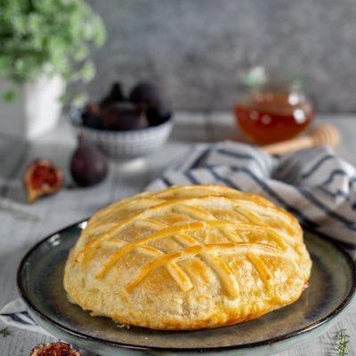 Scrigno di pasta sfoglia con camembert e fichi