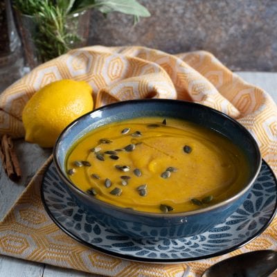 Vellutata di zucca con cucchiaio pronta da servire