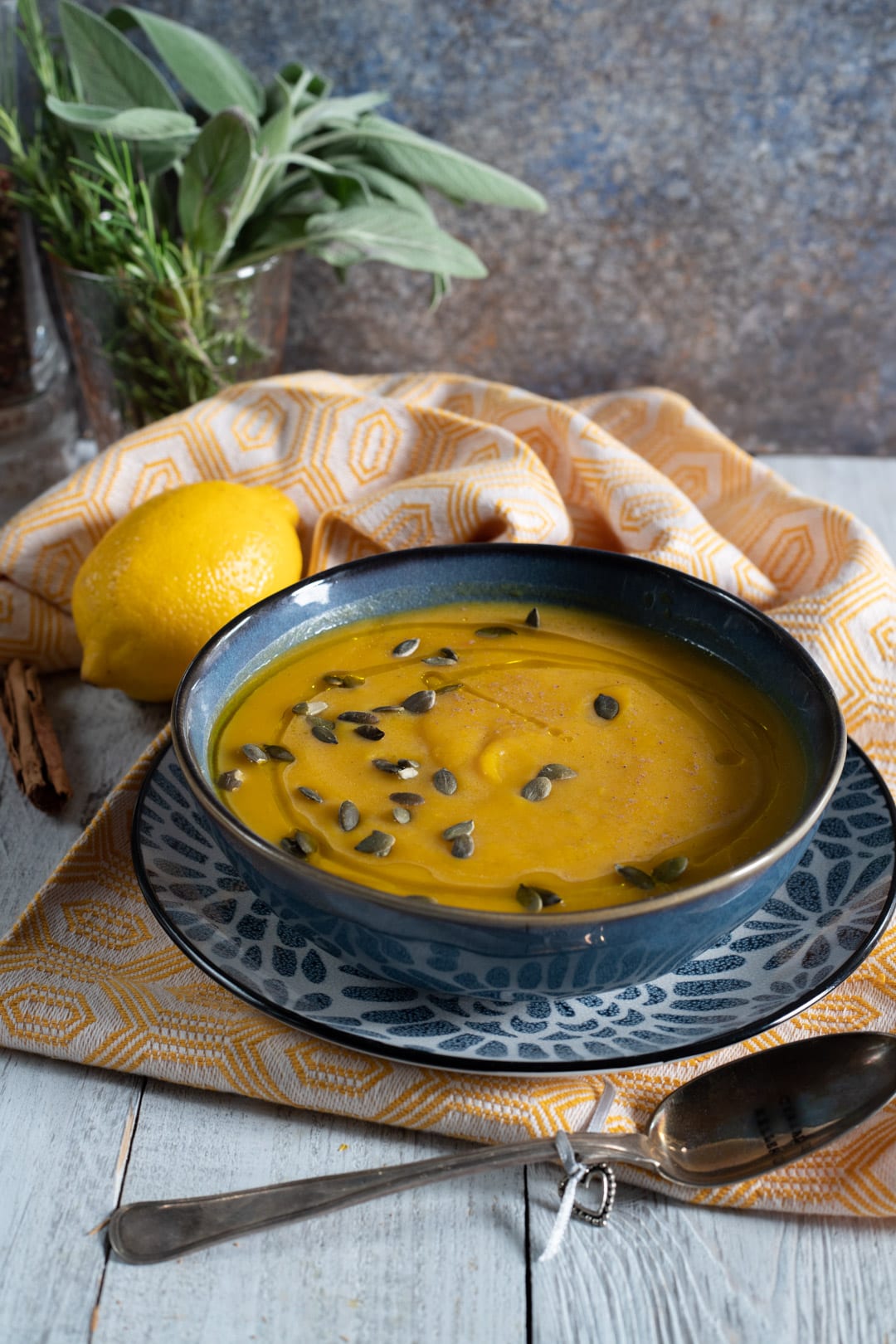 Vellutata di zucca con cucchiaio pronta da servire