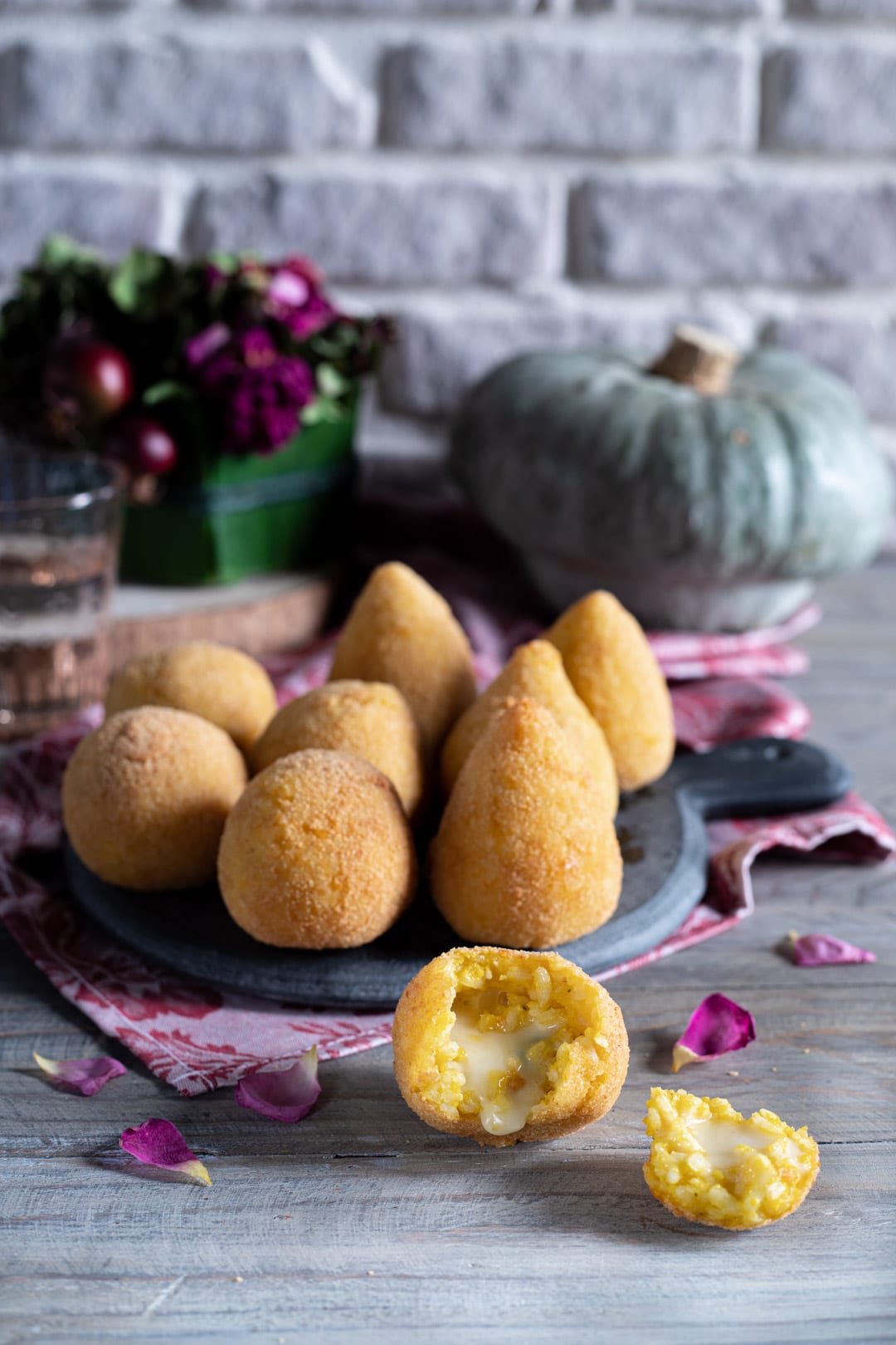 Arancini di zucca con cuore cremoso pronti da gustare