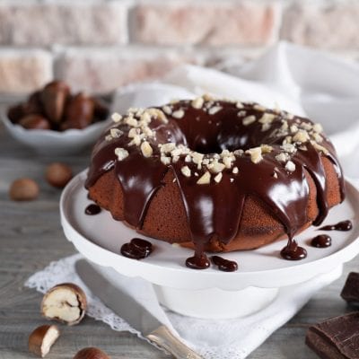 Ciambella di castagne con glassa al cioccolato pronta da gustare