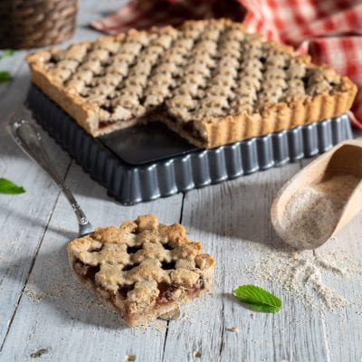 Crostata di grano saraceno con fetta tagliata e pronta da gustare