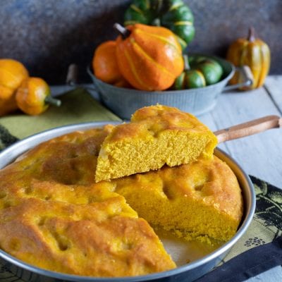 Focaccia alla zucca con fetta tagliata e pronta per essere gustata