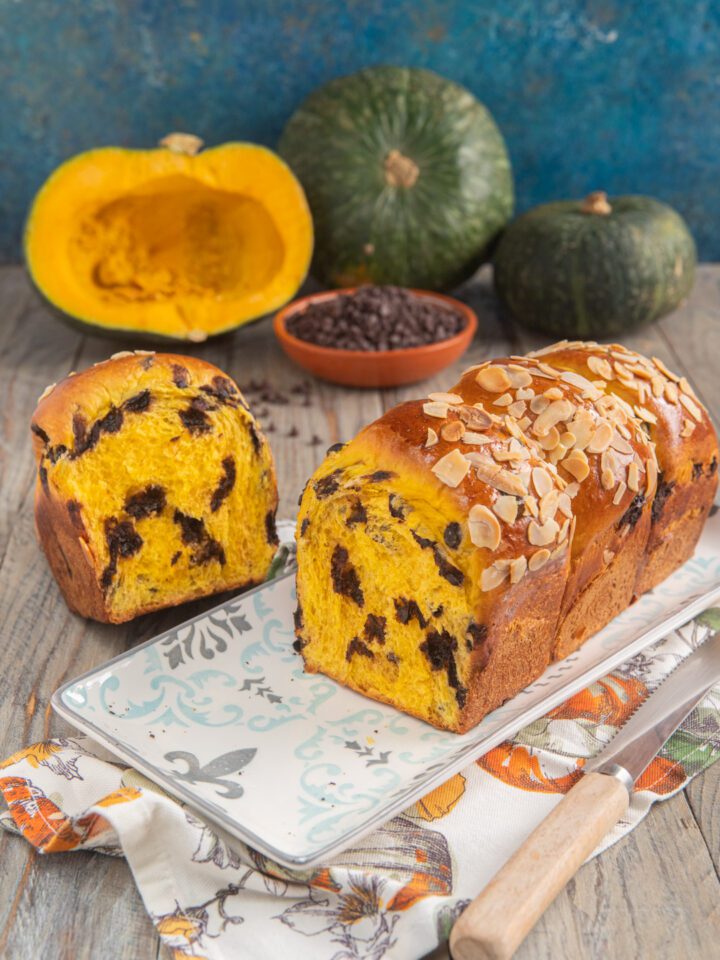 Pan brioche soffice con zucca nell'impasto