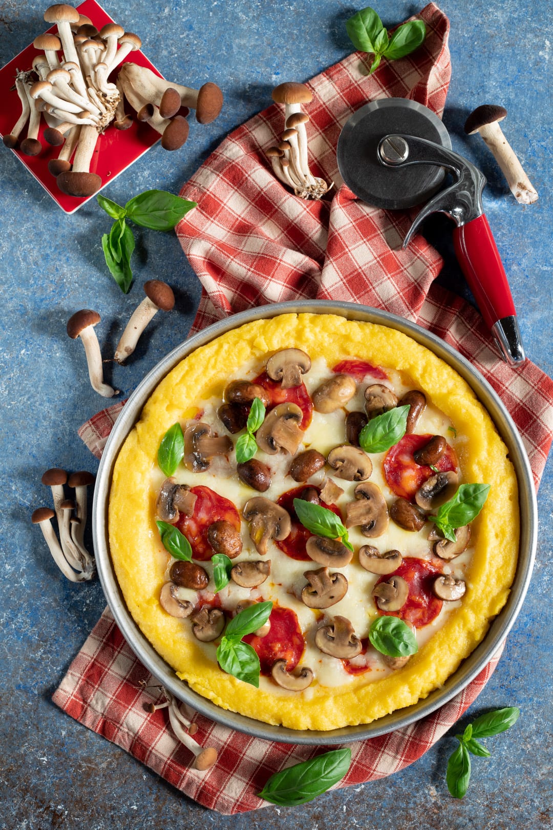 Pizza di polenta pronta da gustare