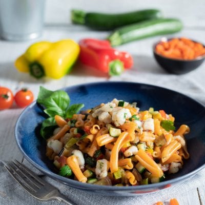 Strozzapreti alle lenticchie con verdure e coda di rospo nel piatto pronte all'assaggio