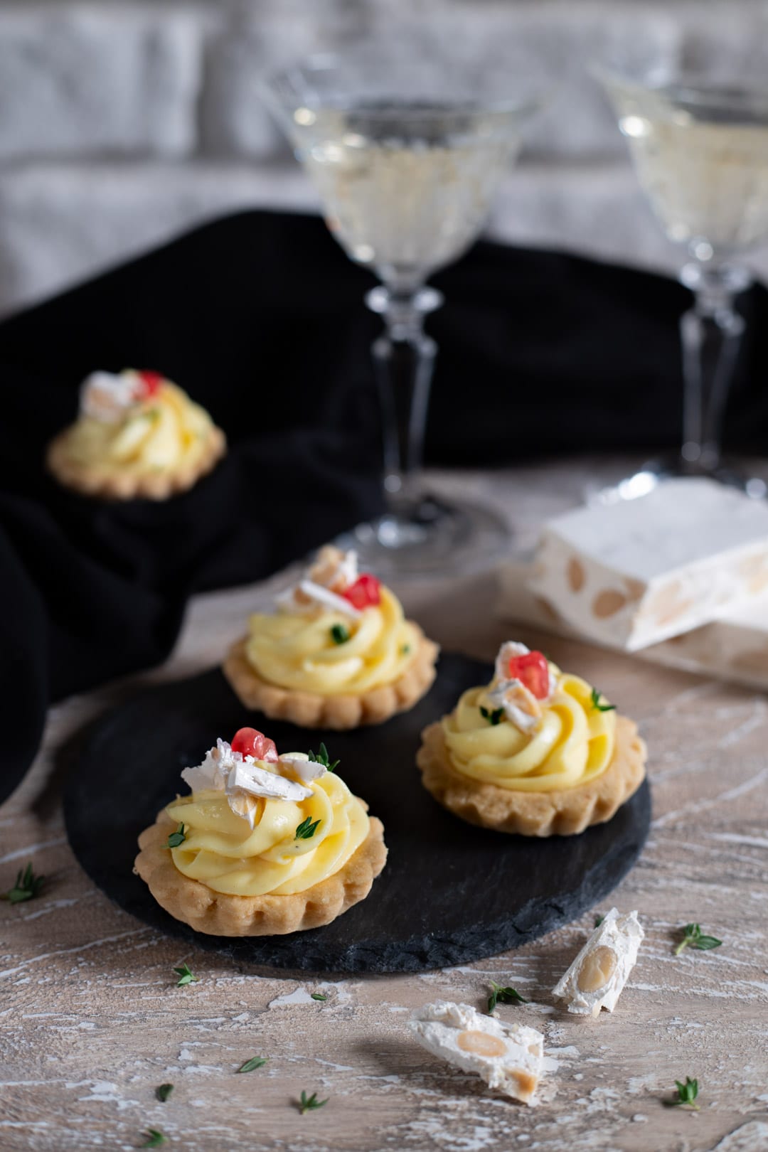 Tartellette con crema al parmigiano e torrone pronte da servire