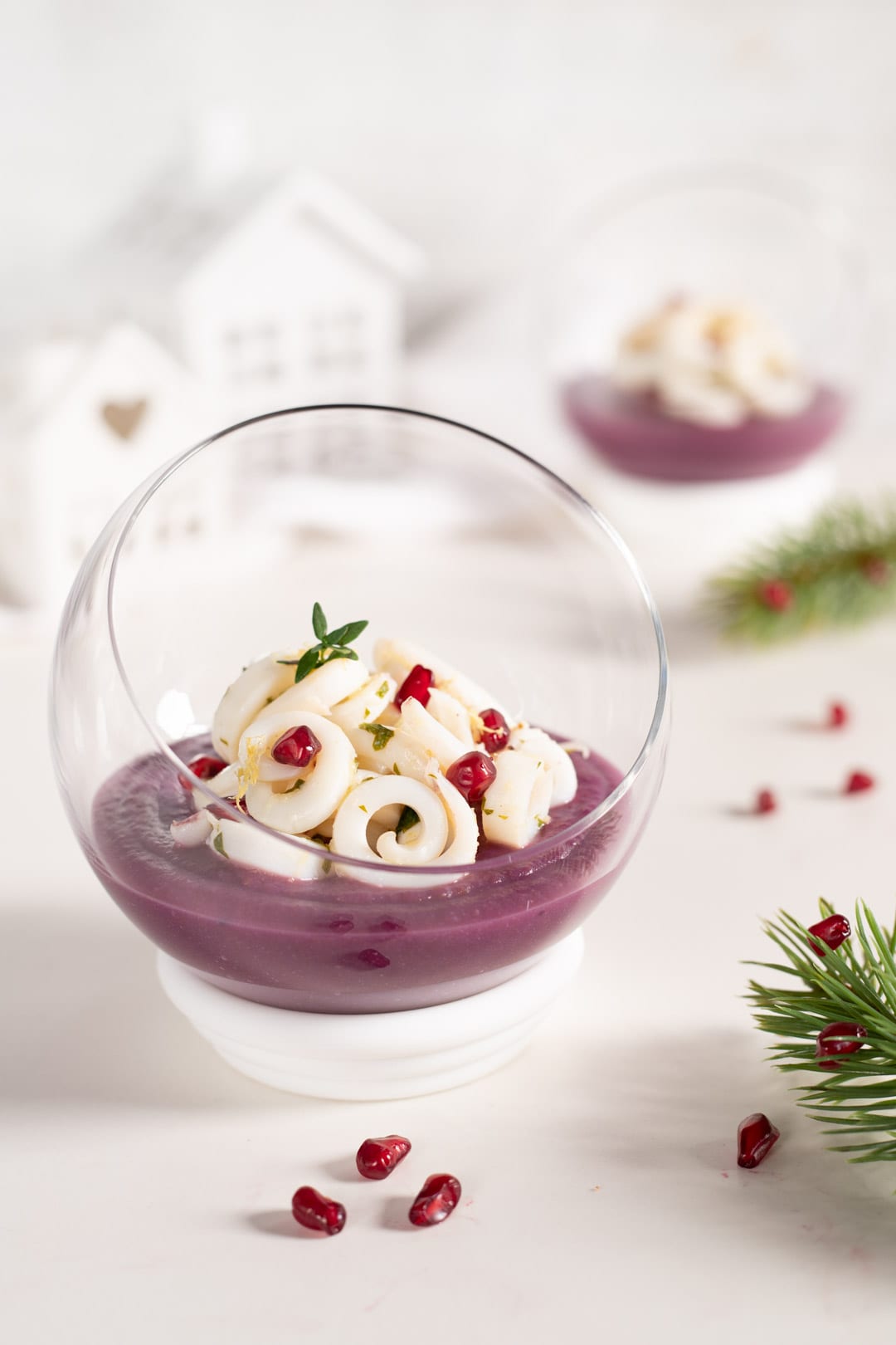 Tagliatelle di calamari su crema di patate viola pronta da gustare