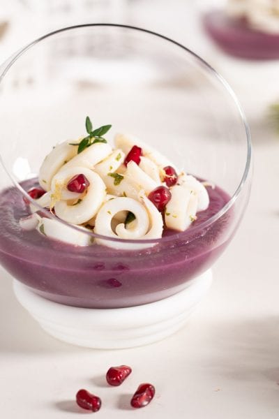 Tagliatelle di calamari su crema di patate viola pronta da gustare