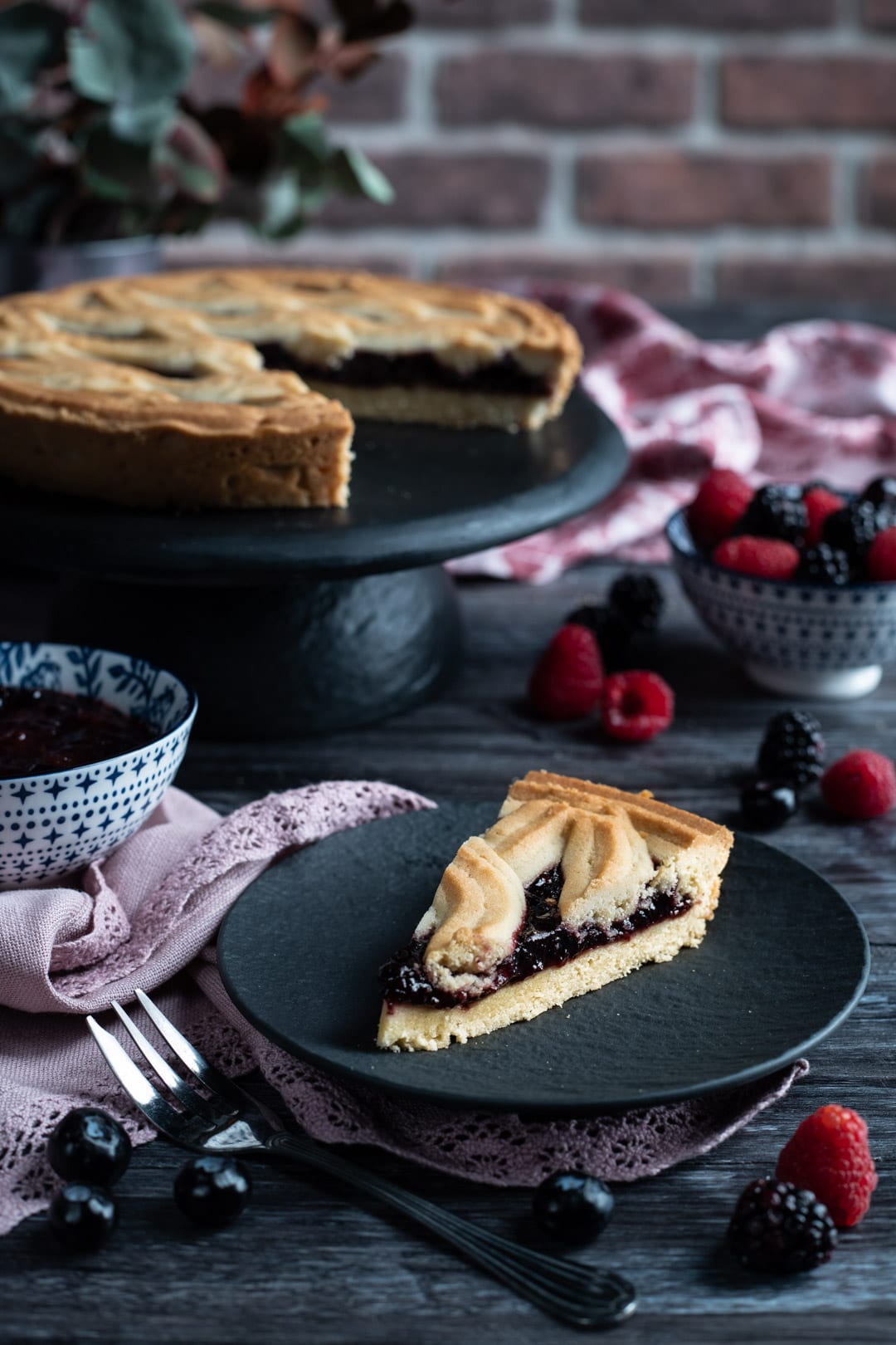 Crostata con frolla montata fetta tagliata e pronta da gustare