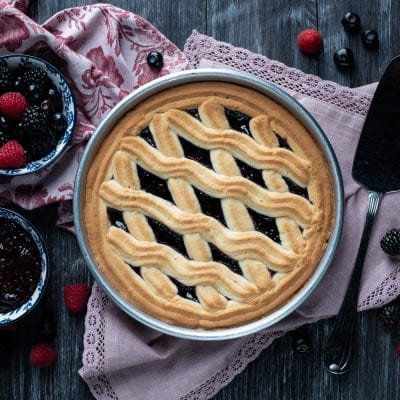 Crostata con frolla montata appena sfornata e profumatissima