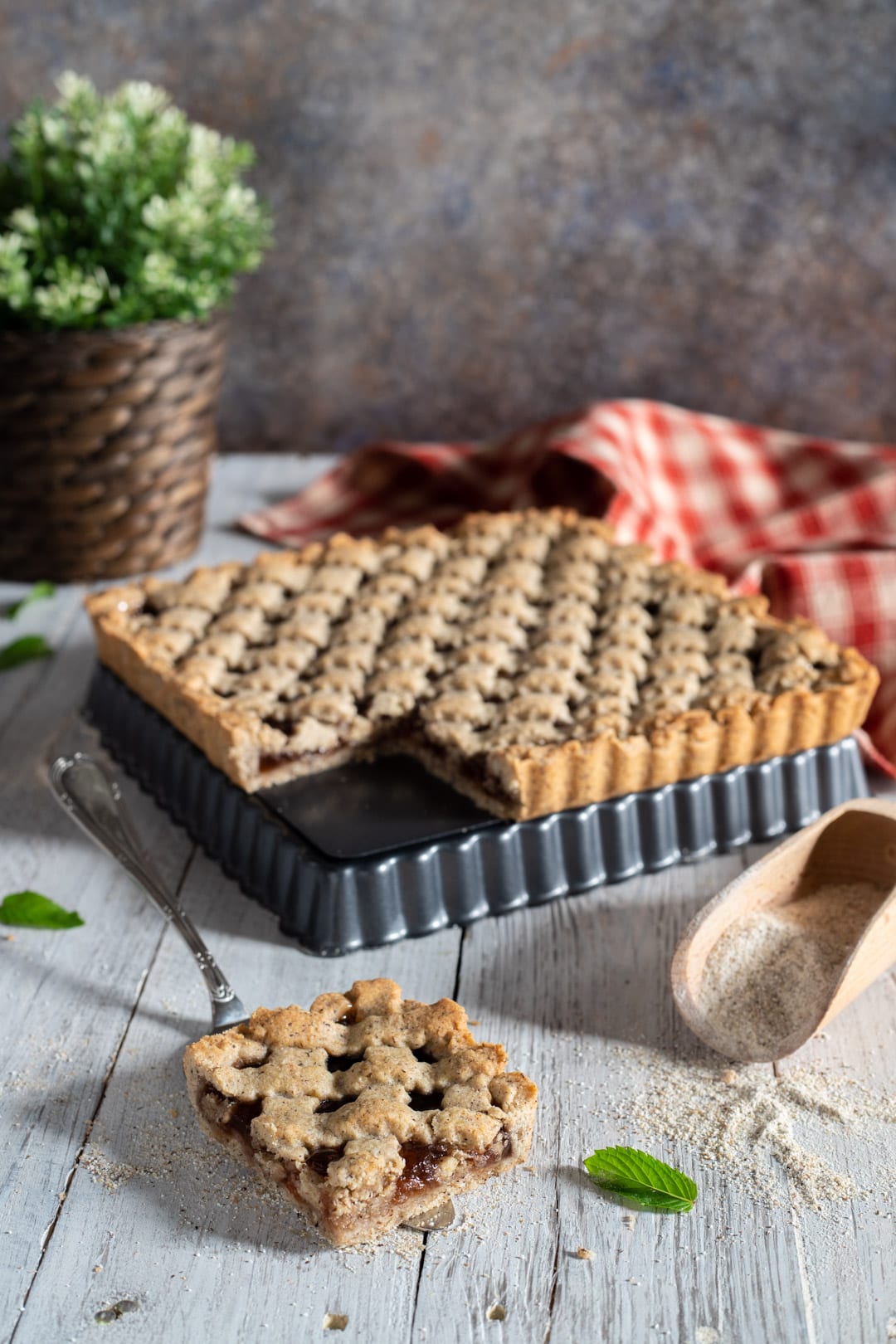 Crostata di grano saraceno con fetta tagliata e pronta da gustare