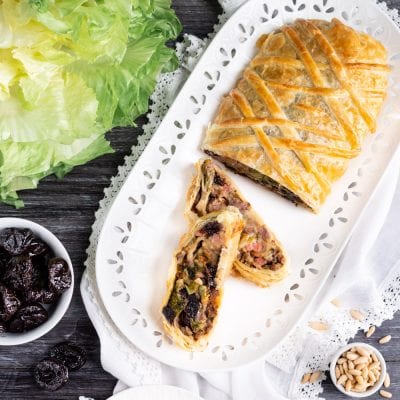 Strudel salato con scarola e prugne con fetta tagliata, pronto da gustare