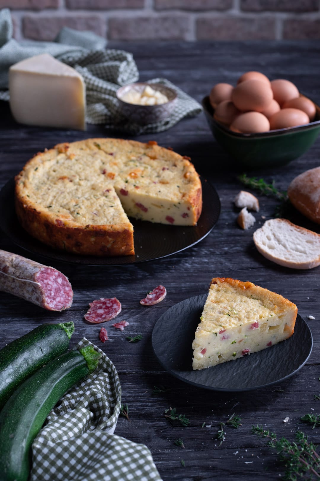 Torta salata di pane con fetta tagliata e pronta da gustare