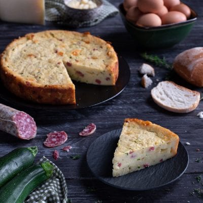 Torta salata di pane fetta tagliata e pronta da gustare