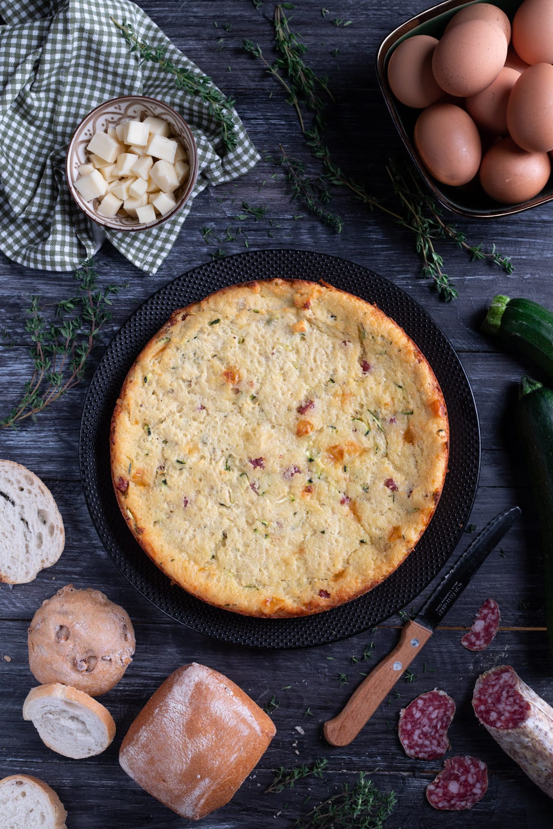 Torta salata di pane appena sfornata