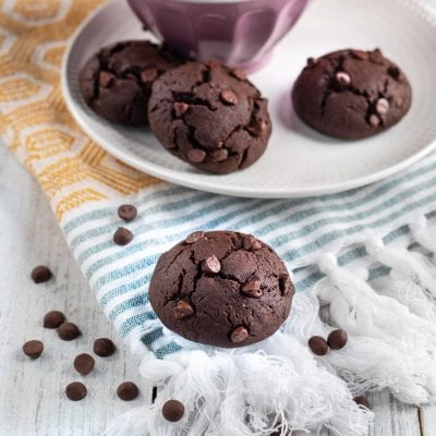 Biscotti al cacao con gocce di cioccolato