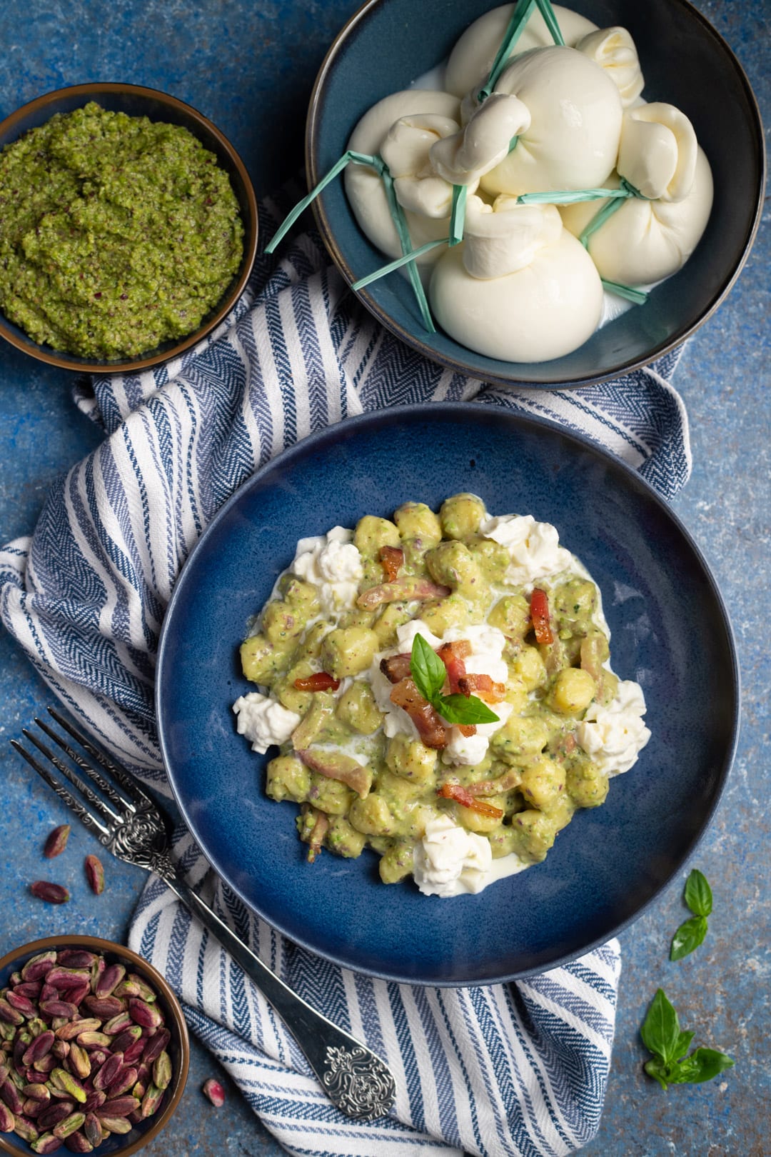 Gnocchetti con pesto di pistacchi, burrata e guanciale