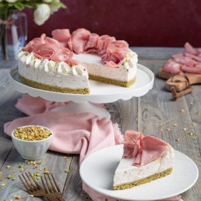 Cheesecake salata con roselline di mortadella fetta tagliata e pronta da gustare