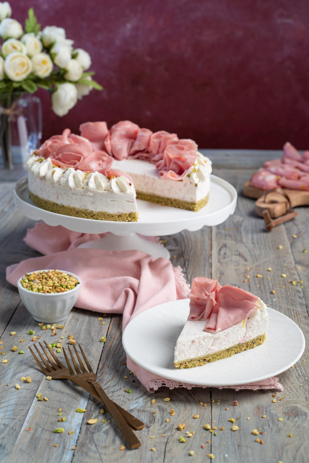 Cheesecake salata con roselline di mortadella fetta tagliata e pronta da gustare