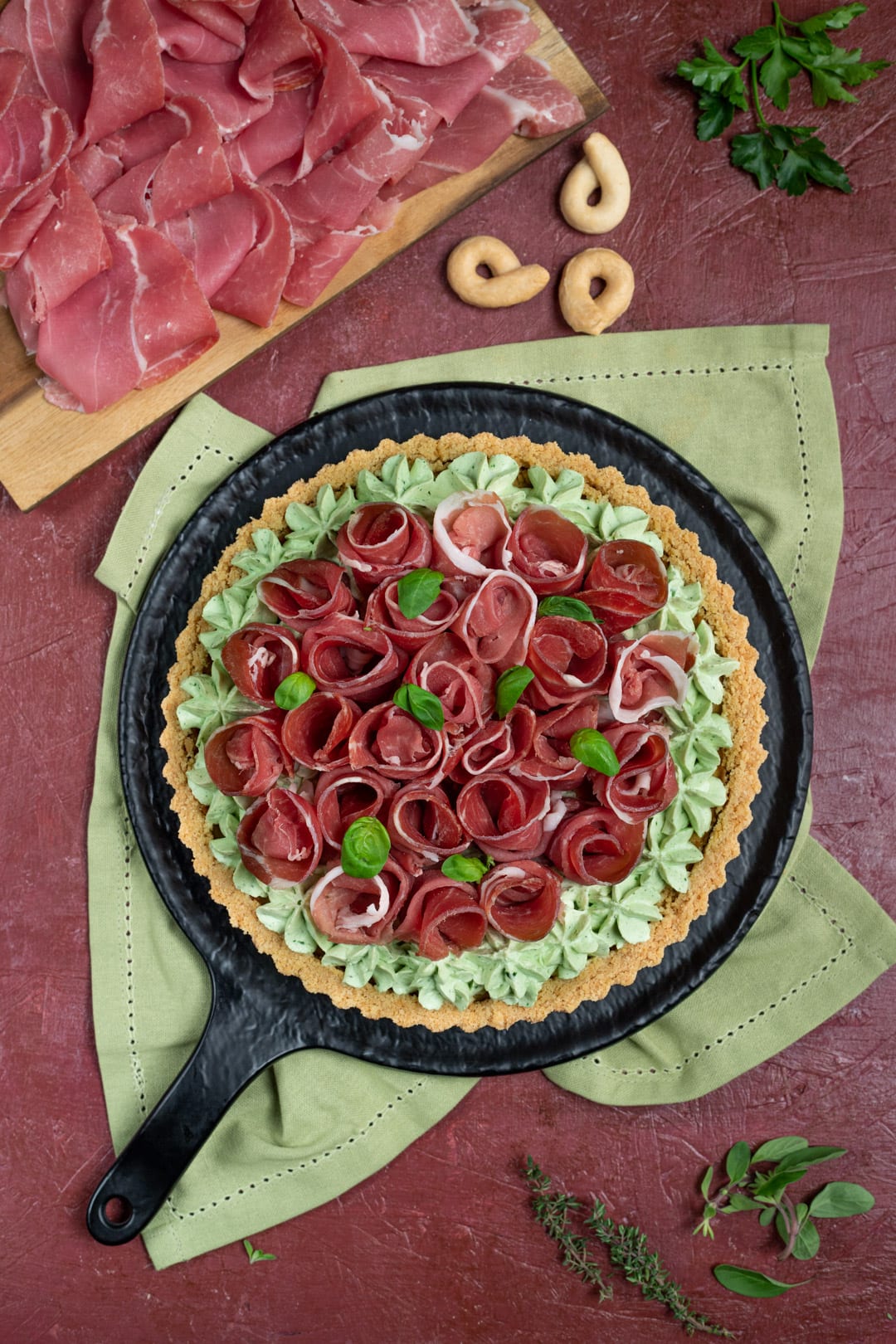 Crostata salata con roselline di crudo