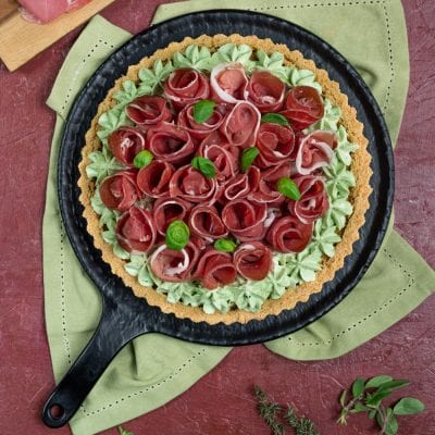 Crostata salata con roselline di crudo