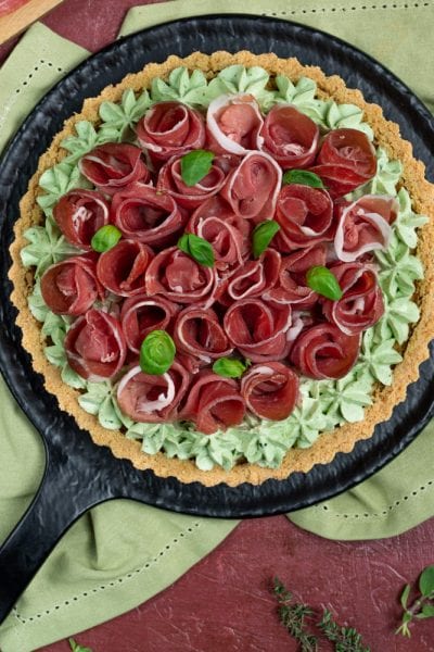 Crostata salata con roselline di crudo