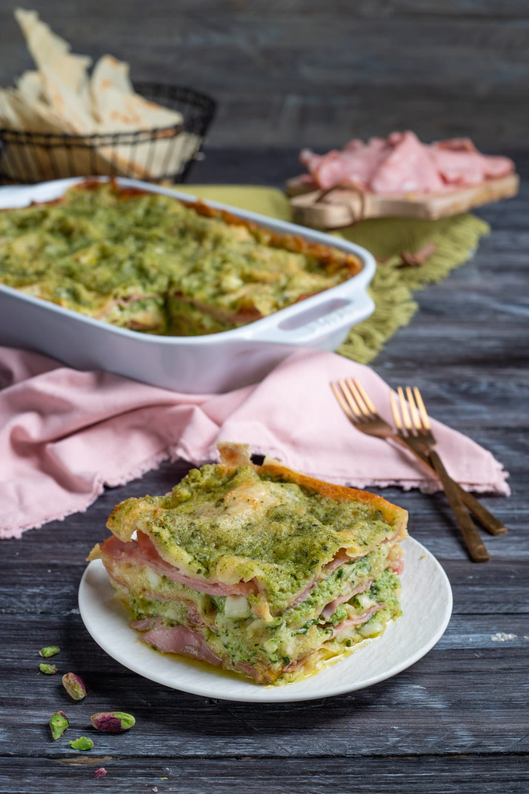 Lasagne di pane carasau con pesto di zucchine e mortadella