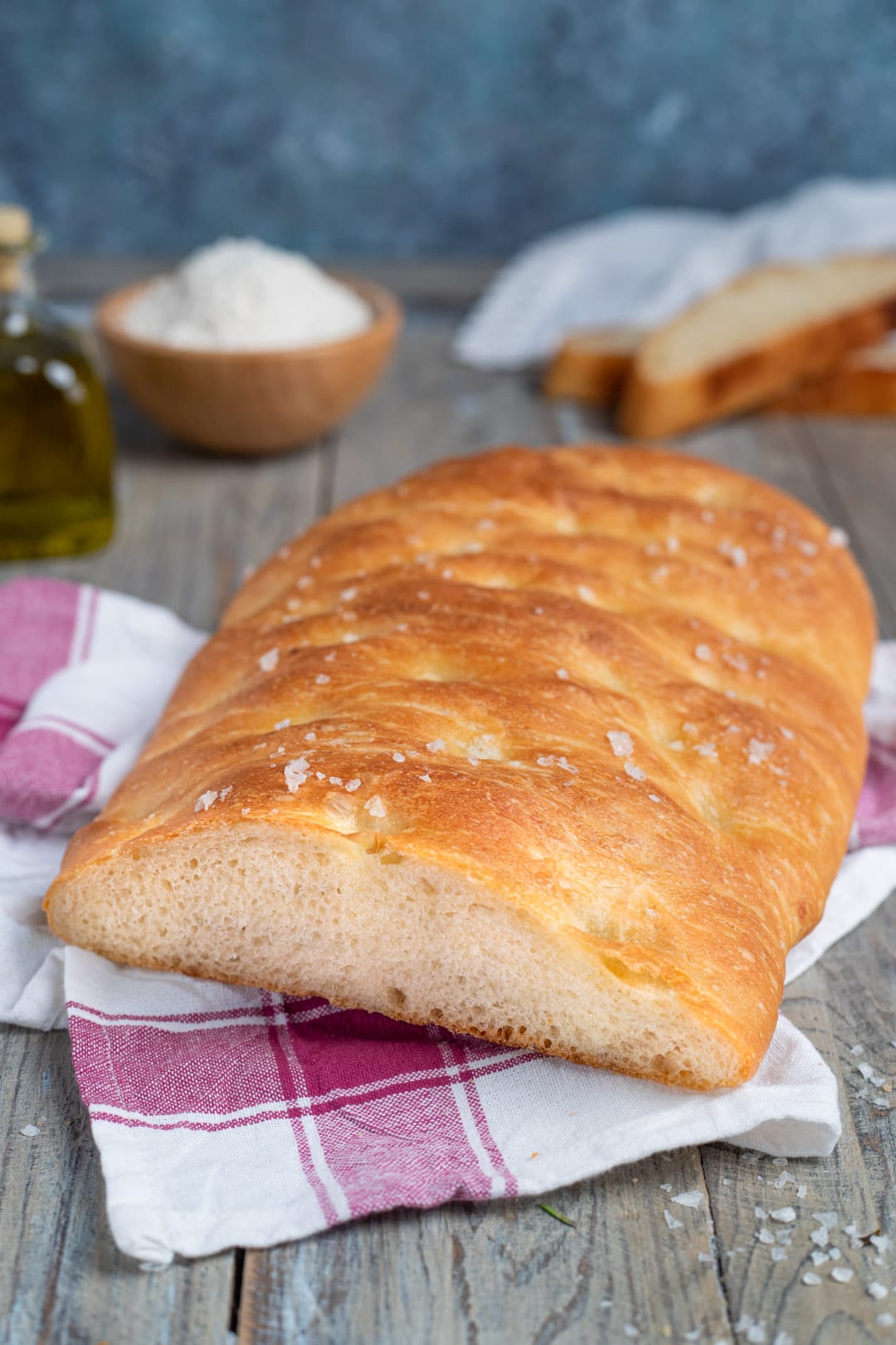 Pan focaccia tagliato e pronto da gustare