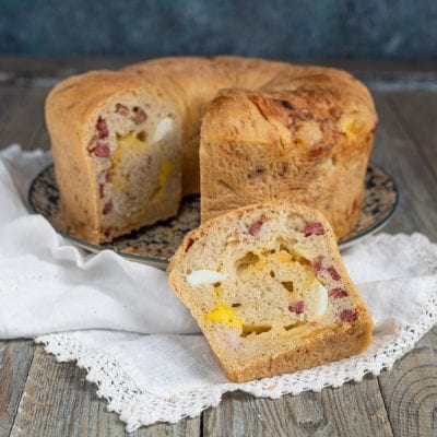 Il tortano è un lievitato salato tipico napoletano, ripieno di salumi, formaggi e uova, che viene tradizionalmente preparato in occasione della Pasqua