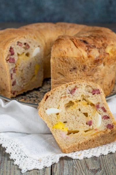 Il tortano è un lievitato salato tipico napoletano, ripieno di salumi, formaggi e uova, che viene tradizionalmente preparato in occasione della Pasqua