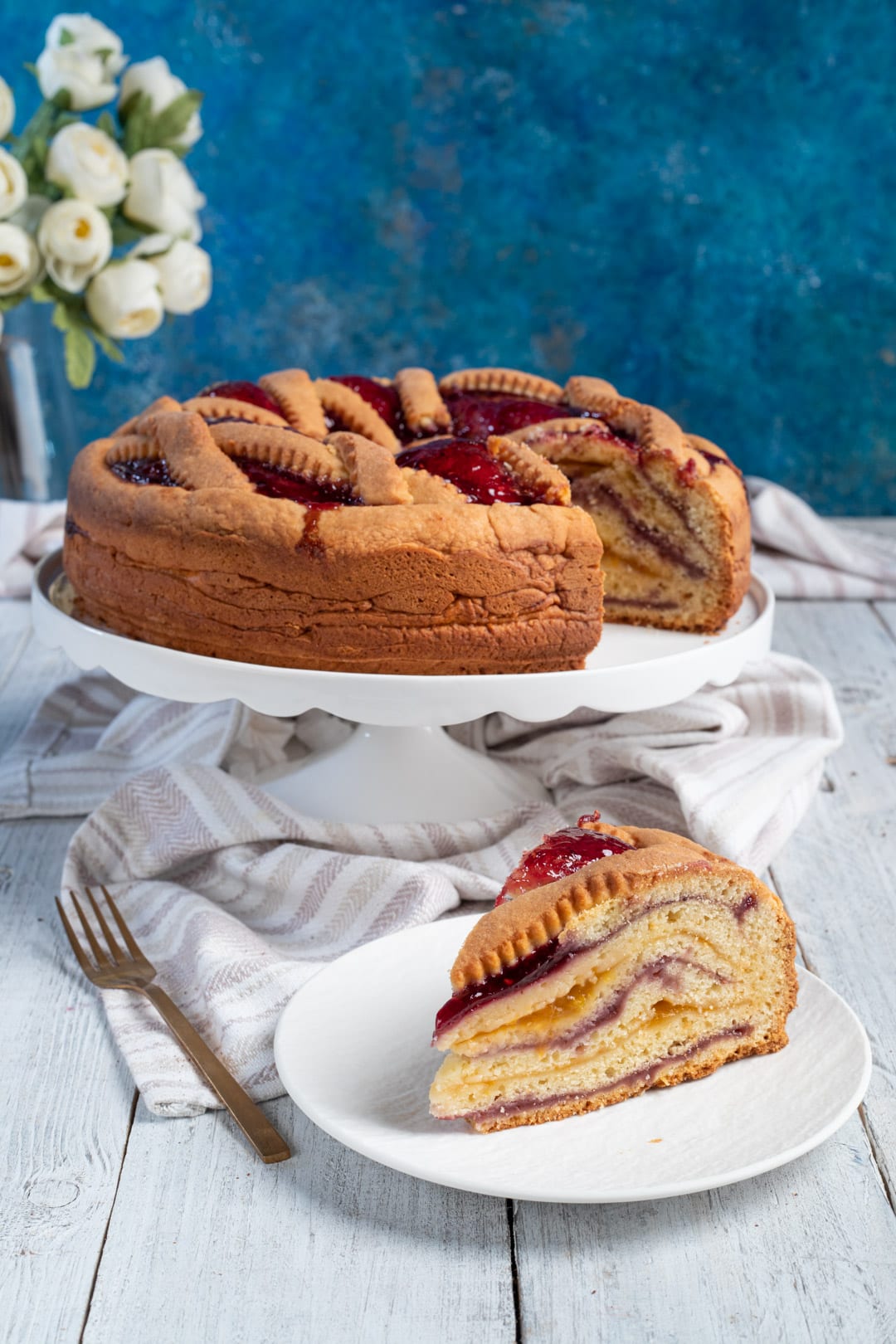 Crostata a strati bicolore fetta tagliata e pronta da gustare