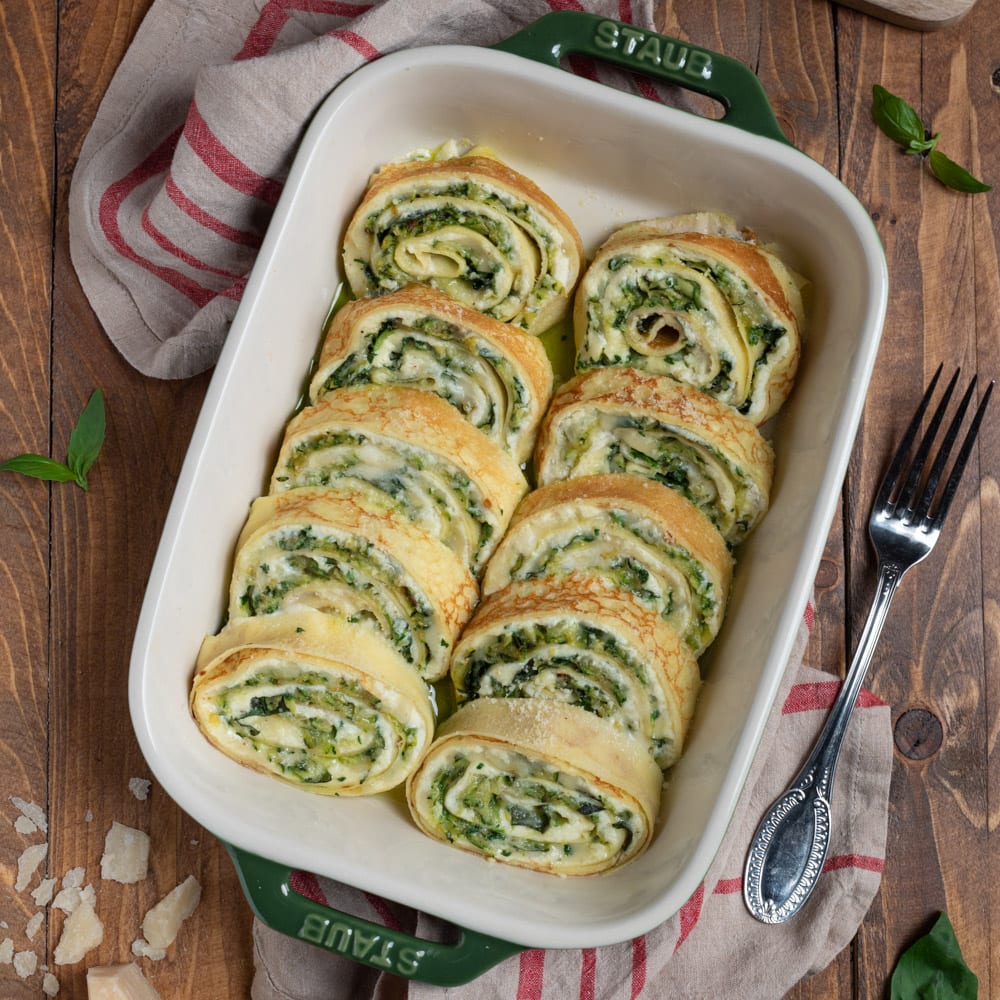 Un primo piatto che rappresenta un modo originale di servire le crepes, trasformandole in un rotolo ripieno di zucchine e golosi formaggi