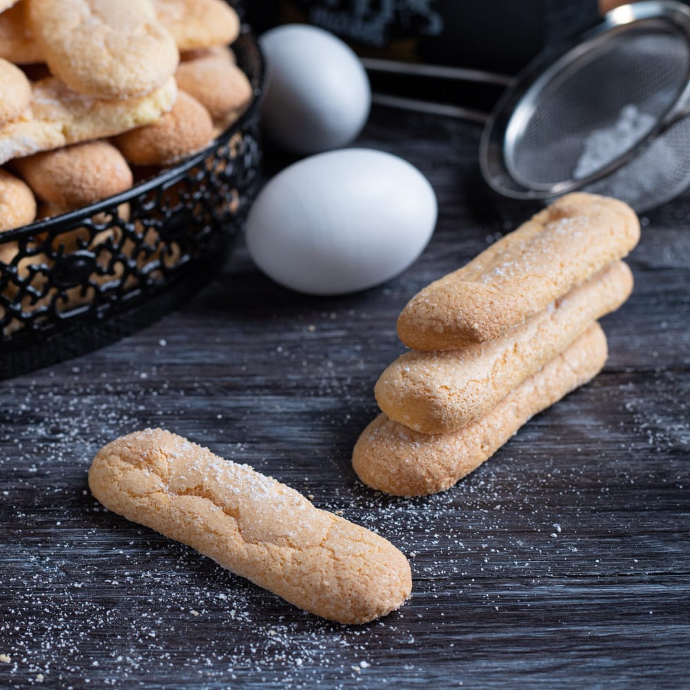 Biscotti leggeri e profumati alla base di dolci come tiramisù e charlotte, ma ideali anche da accompagnare a creme dolci