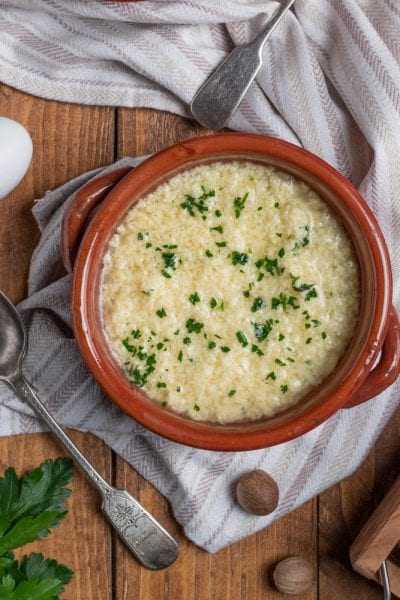 La stracciatella alla romana è una minestra della tradizione contadina: un primo piatto a base di brodo di carne arricchito da saporito formaggio grattugiato e uova.