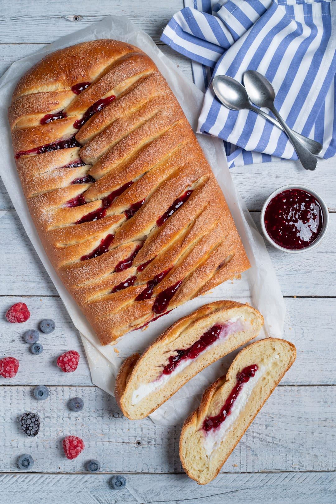 Treccia con ricotta e confettura di frutti rossi 