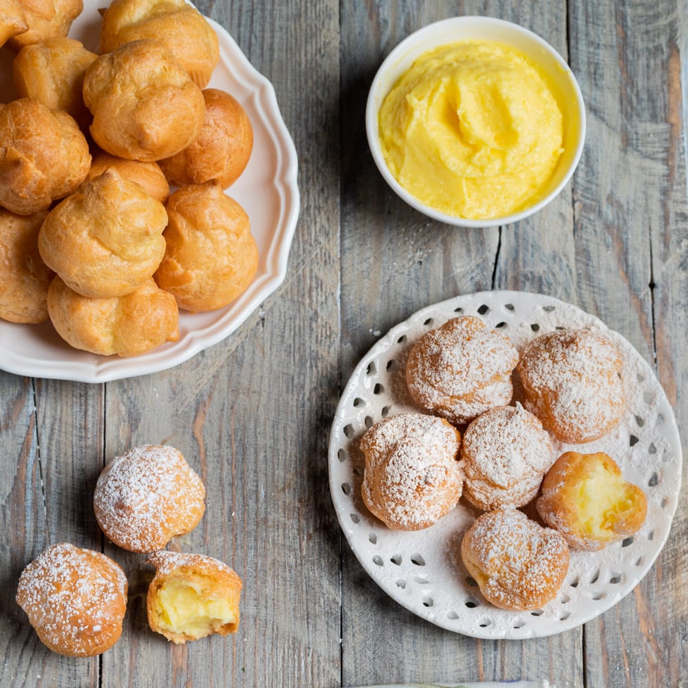 Dolcetti piccoli e leggeri, composti da. pepite di pasta choux e farciti con crema pasticcera (classica o al cioccolato), crema di pistacchio e così via