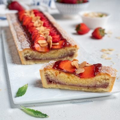 Crostata con crema frangipane e confettura