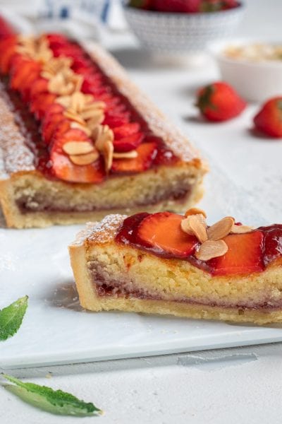 Crostata con crema frangipane e confettura