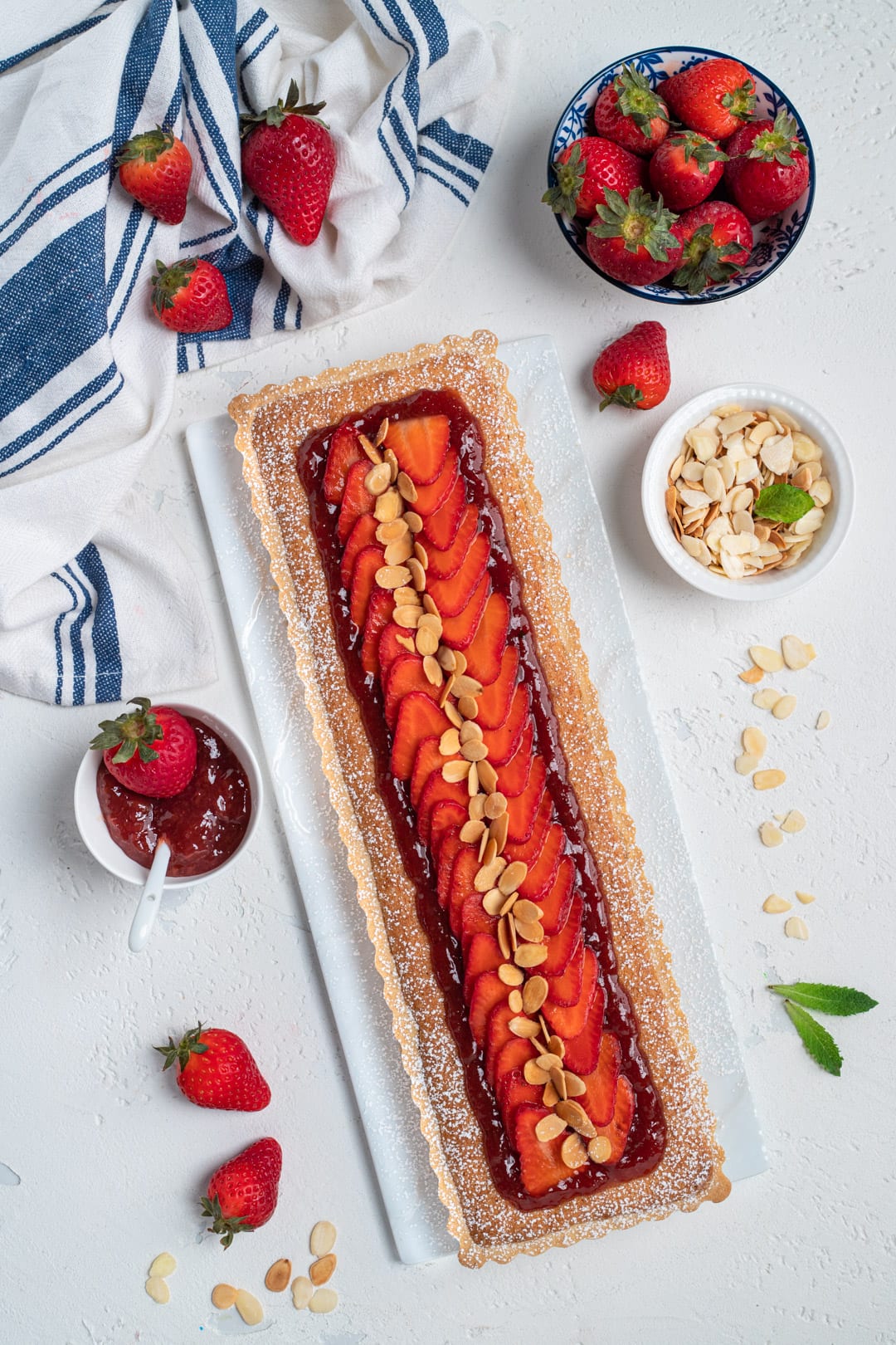 Crostata con crema frangipane e confettura