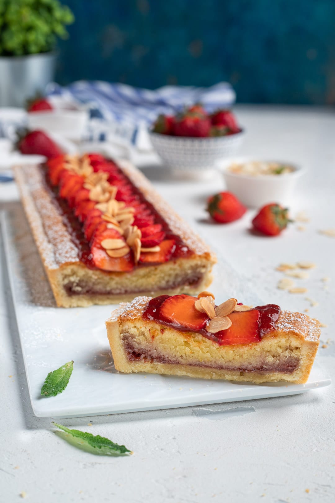 Crostata con crema frangipane e confettura fetta tagliata e pronta da gustare